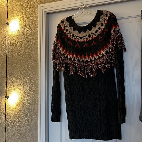 Boutique beautiful sweater with fringe - Picture 4 of 6